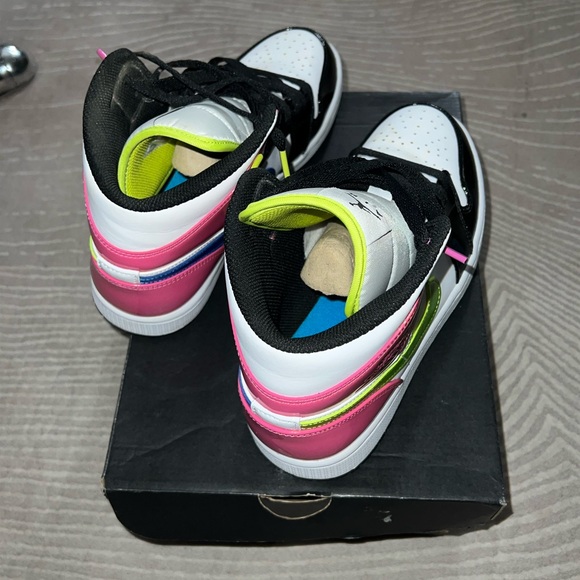 Air Jordan 1 Mid SE “Voltage” - Picture 4 of 6